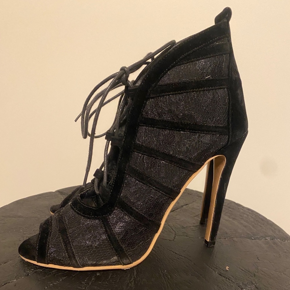Black lace-up suede lace pump